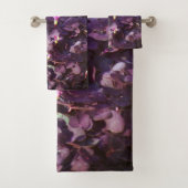 Joli dans les fleurs violettes (En situation)