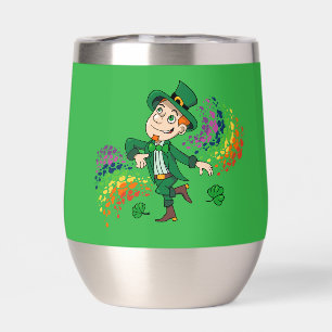 Joli et souriant dancing leprechaun, un arc-en-cie