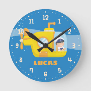 Joli garçon dans une horloge murale pour chambre d