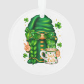 Joli gnome de la Saint-Patrick buvant du café (dos)