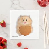 Joli hamster avec une serviette en papier biscuit. (En situation)