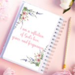 Joli Je Suis Une Réflexion De Dieu Christian<br><div class="desc">Christian Planner Avec Affirmation Citation "Je suis le reflet de l'amour,  de la grâce et du pardon de Dieu". Ce planificateur est un outil magnifiquement conçu qui incorpore des versets bibliques,  des citations inspirantes et des messages pour la prière et la réflexion quotidiennes. Achetez aujourd'hui !.</div>
