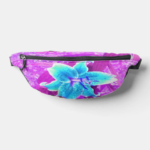 Joli Lys Stargazer Bleu Aqua sur Fond Violet