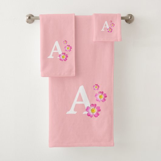 Joli monogramme avec fleurs sur fond rose clair (En situation)
