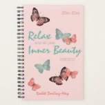 Joli Papillons & Citation de positivité - Coral Tu<br><div class="desc">Personnalisez ce joli planificateur avec votre nom et soit l'année ou les années académiques. Ce design féminin présente des papillons et une formulation positive dans la typographie de script. La sagesse du yogi dit "Relax et laissez votre beauté intérieure émerger". Il présente une palette de corail rose pâle, corail et...</div>