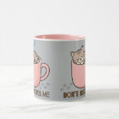 Joli petit chat endormi dans une tasse à thé (Centre)