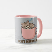 Joli petit chat endormi dans une tasse à thé (Devant droit)