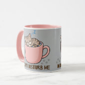 Joli petit chat endormi dans une tasse à thé (Devant gauche)