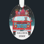 Joli Red Père Noël Van Reindeer Chien neige Noël<br><div class="desc">Ce joli et festif ornement de Noël est parfait pour mettre l'ambiance pour la saison des fêtes. Il est doté d'une camionnette Santa Claus rouge et bleu des années 70 dessinée à la main et peinte à la main avec conducteur de renne chien chiot et des cadeaux colorés emballés sur...</div>
