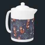 Joli renard d'hiver<br><div class="desc">Des renards adorables habillés de casquettes rouges et des foulards se baignent dans une forêt enneigée contre un arrière - plan au charbon de bois.</div>