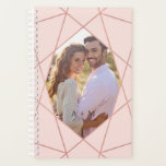Joli Rose géométrique moderne Or | Blush | Photo<br><div class="desc">Cet ordinateur portable design de planificateur est doté d'une conception géométrique de feuille d'or faux rose sur un arrière - plan rose vif.  Inclut des modèles photo à l'avant et à l'arrière,  ainsi qu'un modèle texte à l'avant pour la personnalisation !</div>