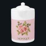 Joli rose Vintage Roses Personnalisées<br><div class="desc">La théière personnalisée présente l'illustration vintage de jolies roses roses roses,  avec un élégant texte personnalisable sur arrière - plan rose pastel.</div>