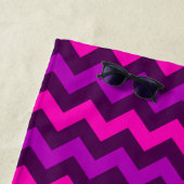 Joli serviette de plage de Chevrons violet rose (En situation)