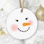 Joli Snowman Face Holiday<br><div class="desc">Vos amis et votre famille souriront cette saison d'hiver avec ce joli ornement de Noël de bonhomme de neige. Le design présente une dame de neige joyeuse avec des joues roses chaudes, des cils, un nez de carotte et un sourire fait de charbon. Couleurs design blanc neige, noir, rose et...</div>