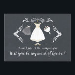 Joli tableau de bord Serez-Vous Ma Carte D'Honneur<br><div class="desc">Carte contemporaine "Serez-vous ma femme d'honneur" avec une robe mariage,  un voile,  des fleurs et des chaussures avec une jolie police en lettres posées à la main sur un arrière - plan de tableau noir moderne.</div>