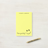 Joli visage Jaune Personnalisé Post-it Notes (Sur un bureau)