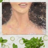 Jolie femme avec linge de cuisine fleuri (Plié)