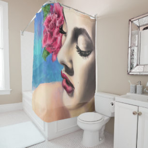 Jolie femme avec rideau de douche rose rouge