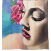 Jolie femme avec rideau de douche rose rouge (Devant)