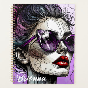 Jolie femme en lunettes de soleil violettes et rou