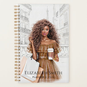 Jolie Fille avec Café et Sacs de Shopping