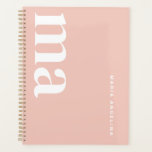 Jolie fille Monogramme Nom Pink School<br><div class="desc">Le "mignon Monogramme Nom Pink School Planner" est l'essentiel ultime retour à l'école pour les élèves de tous âges, du collège au collège. Ce planificateur n'est pas seulement un morceau de papeterie ; c'est l'exemple de fournitures scolaires mignonnes et de fournitures scolaires préppies. Parfait pour le shopping de fournitures scolaires,...</div>