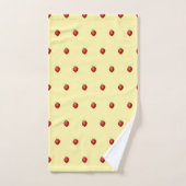 Jolie fraise girly sur crème (Serviette à main)