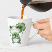 Jolie Grenouille Chanceuse avec Mug à Café Trèfle