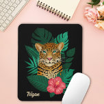 Jolie jungle léopard Art Floral | Noir | Nom<br><div class="desc">Cette magnifique mousepad présente un léopard dessiné à la main et peint, avec des feuilles de jungle tropicale et une fleur d'hibiscus rose vif sur un arrière - plan de couleur personnalisé (en noir). Moderne, beau et coloré - fait un grand cadeau! *Oeuvre / Illustration de Tracey Khalei / Imprimés...</div>
