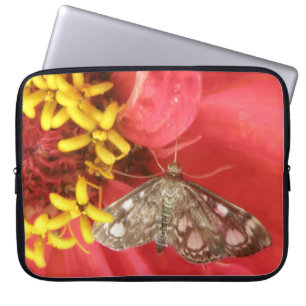 Jolie mite sur le sac d'ordinateur portable à fleu