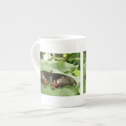 Jolie Mug à papillon noir rouge et or (Devant gauche)