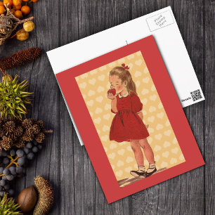 Jolie petite fille avec carte postale de pomme