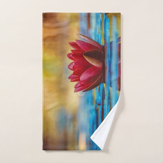 Jolie photo d'une fleur de Lotus dans un étang (Serviette à main)