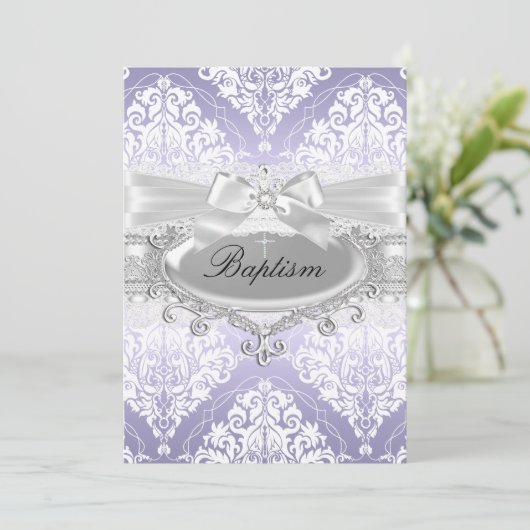 Jolie Purple Damask Bow Baptism Invitation (Debout devant)