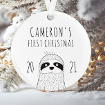 Jolie Sloth Babys Premier Noël Noir Blanc<br><div class="desc">Commémorez le premier Noël du bébé avec ce joli ornement de gardien,  avec un simple dessin moderne en noir et blanc d'un parfum. Personnalisez-le avec le nom du bébé et l'année dans la police d'impression dessinée à la main.</div>