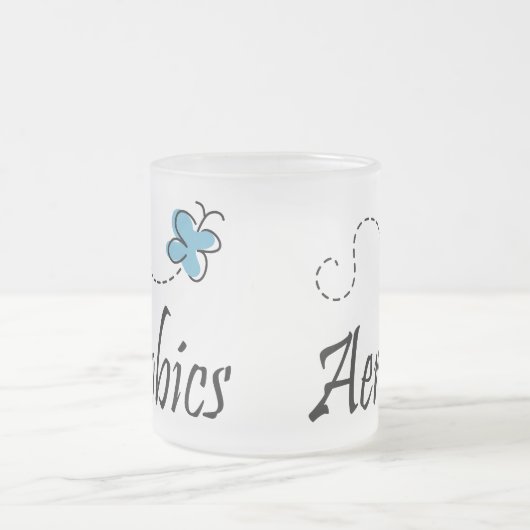 Jolie tasse d'instructeur d'aérobic (Centre)