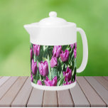 Jolie Tulipes pourpres Florale<br><div class="desc">Théière en céramique blanche avec couvercle qui présente l'image photo d'un jardin de jolies fleurs de tulipes violettes. Un joli design floral !</div>