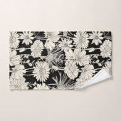 Jolies fleurs blanches sur Arrière - plan noir (Serviette à main)