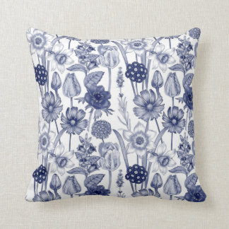Jolies fleurs bleues et blanches No 1 Coussin