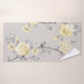jolies fleurs jaunes avec motif feuille gris sur g (Serviette de bain)