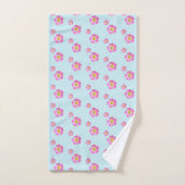 Jolies fleurs roses sur fond bleu clair (Serviette à main)