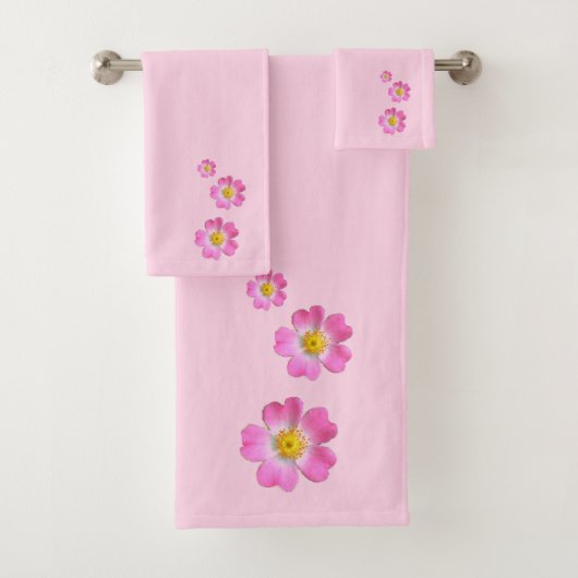 Jolies fleurs roses sur fond rose clair (En situation)