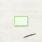 Jolies notes post-it vertes florales et pétales (Sur un bureau)