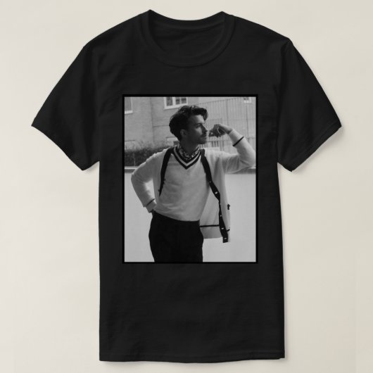 Jonathan Bailey Cardigan Pose T-shirt (Design voorkant)