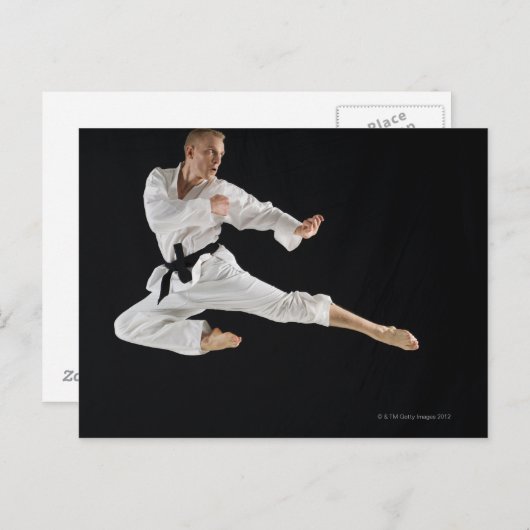 Jong man dat karate schoppen in zwart briefkaart (Voorkant / Achterkant)