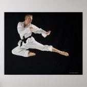 Jong man dat karate schoppen in zwart poster (Voorkant)