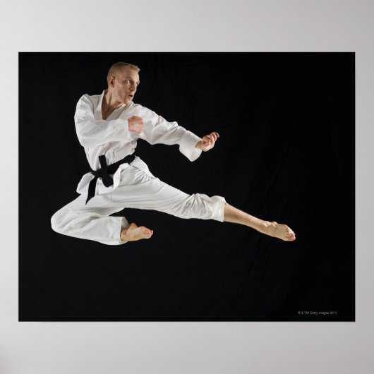 Jong man dat karate schoppen in zwart poster (Voorkant)