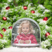 Jong meisje in rode kerstfoto sneeuwbol (Kerstmis)