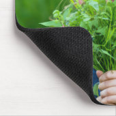 Jong meisje met handvol onkruid muismat (Hoek)