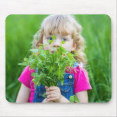 Jong meisje met handvol onkruid muismat (Voorkant)